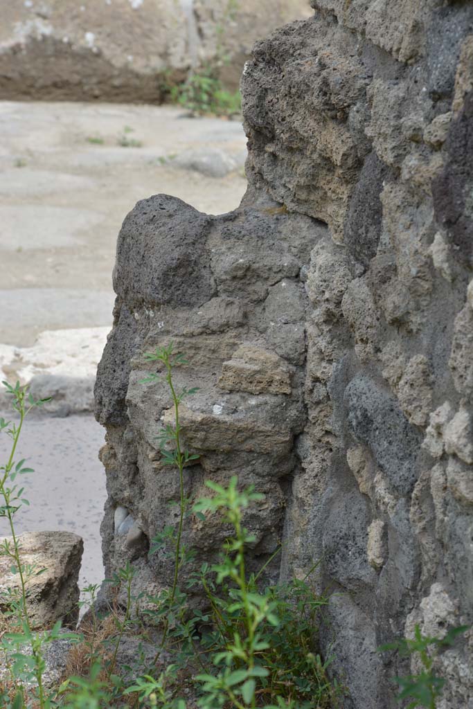 IX.5.8 Pompeii. May 2017.
Looking north for detail of lower pilaster on east side of entrance doorway.
Foto Christian Beck, ERC Grant 681269 DÉCOR.