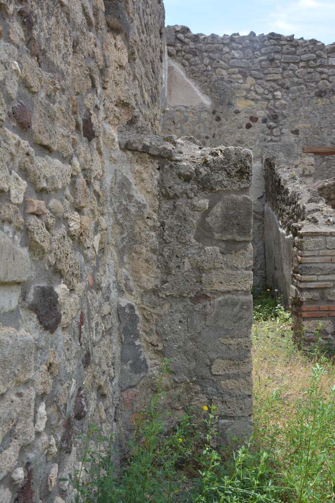 IX.5.8 Pompeii. May 2017. Pilaster against east wall dividing shop-room and rear room.
Foto Christian Beck, ERC Grant 681269 DÉCOR.