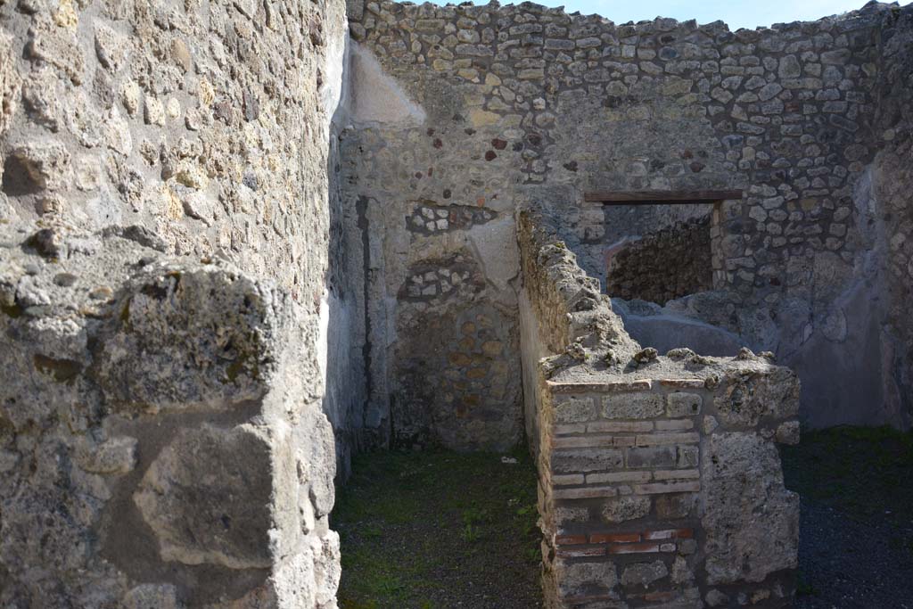 IX.5.8, Pompeii. March 2017. Looking south towards small room in south-east corner.
Foto Christian Beck, ERC Grant 681269 DÉCOR.
