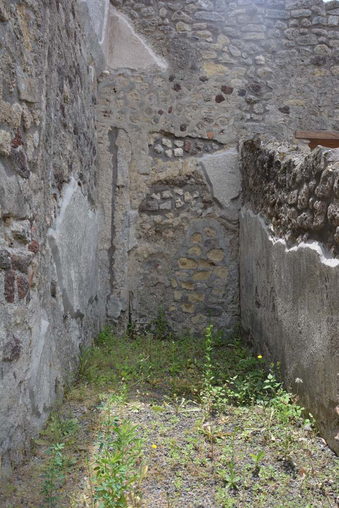 IX.5.8 Pompeii. May 2017. Looking south in small room in south-east corner.
Foto Christian Beck, ERC Grant 681269 DÉCOR.