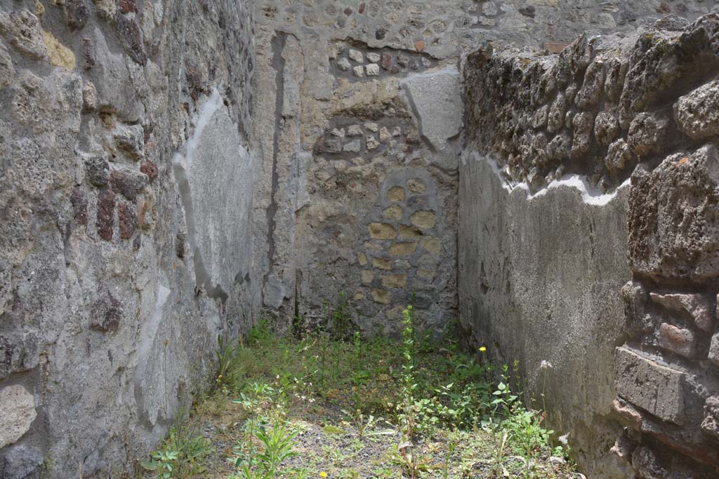 IX.5.8 Pompeii. May 2017. Detail of lower walls, looking south.
Foto Christian Beck, ERC Grant 681269 DÉCOR.