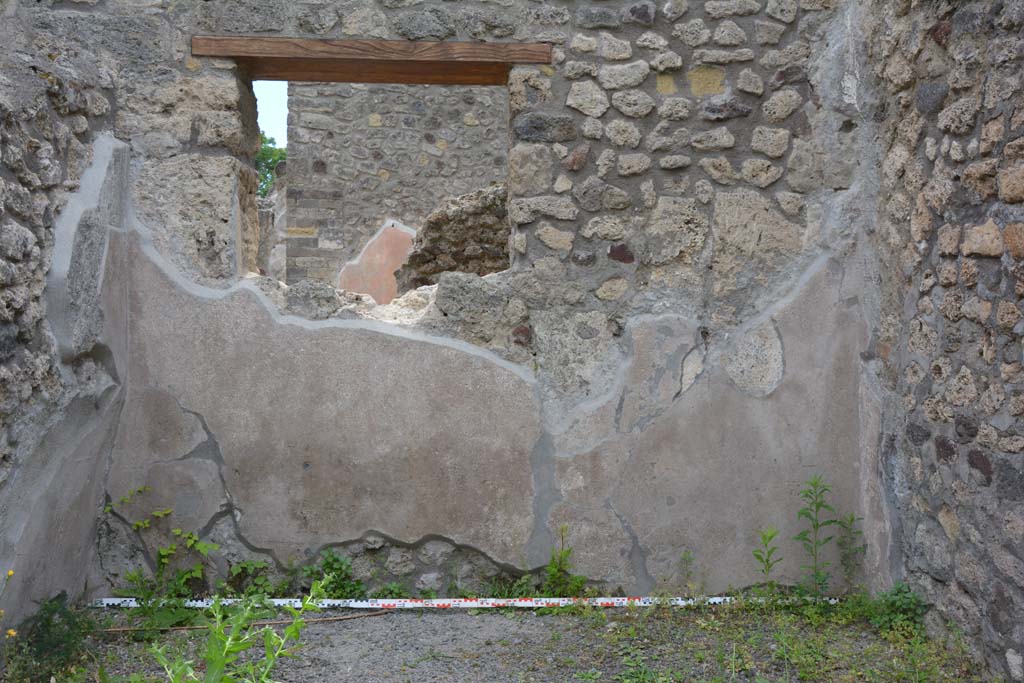 IX.5.8 Pompeii. May 2017. Looking towards lower south wall with window into IX.5.9.
Foto Christian Beck, ERC Grant 681269 DÉCOR.