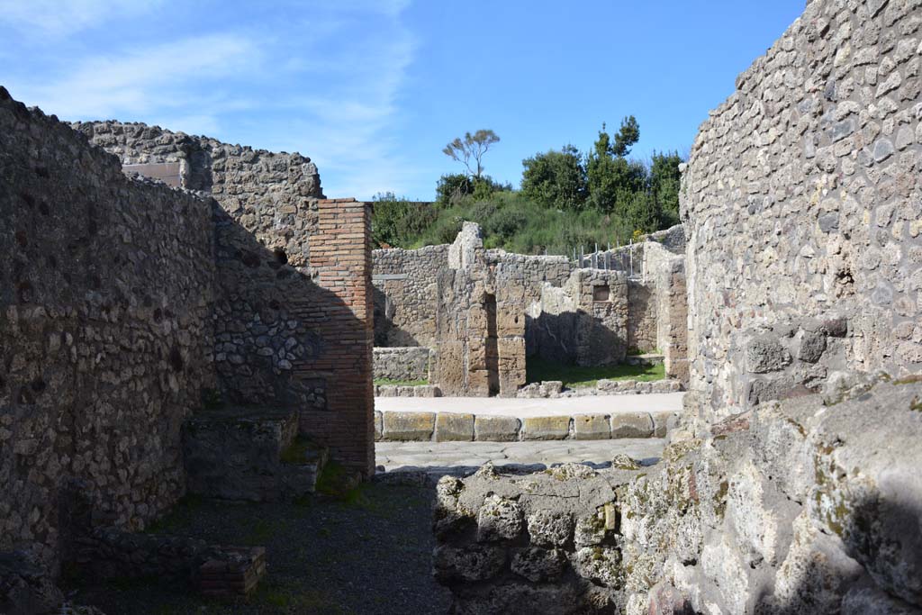 IX.5.8, Pompeii. March 2017. Looking north from rear room towards doorway onto Via di Nola.
Foto Christian Beck, ERC Grant 681269 DÉCOR.