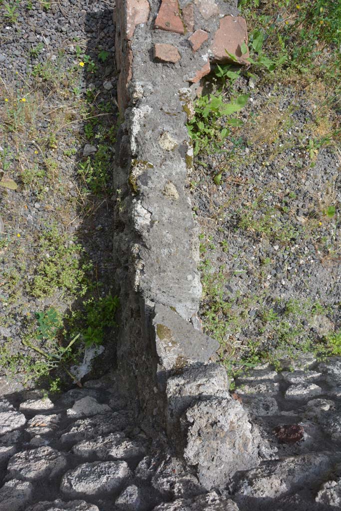 IX.5.8 Pompeii. May 2017. Looking down onto dividing wall.
Foto Christian Beck, ERC Grant 681269 DÉCOR.