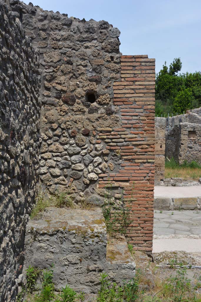 IX.5.8 Pompeii. May 2017. Looking towards north wall in north-west corner of doorway onto Via di Nola.
Foto Christian Beck, ERC Grant 681269 DÉCOR.