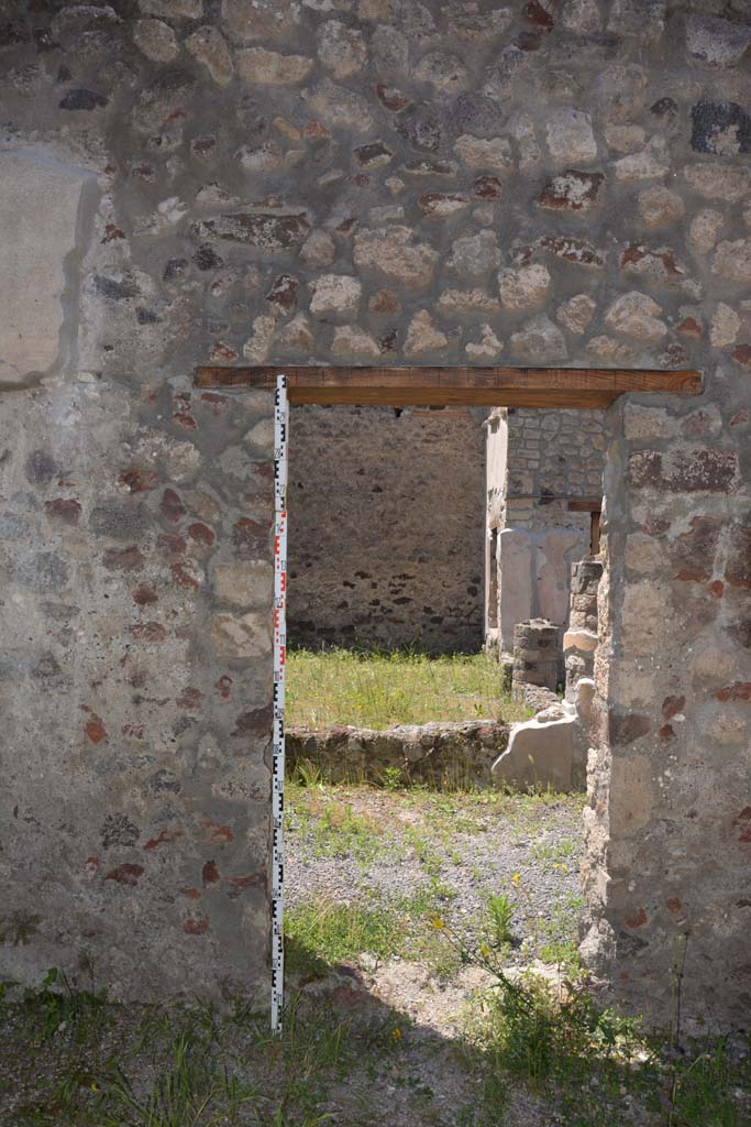 IX.5.9 Pompeii. May 2017.
Room “m”, west wall at south end, with a doorway to east portico “k”.
Foto Christian Beck, ERC Grant 681269 DÉCOR.
