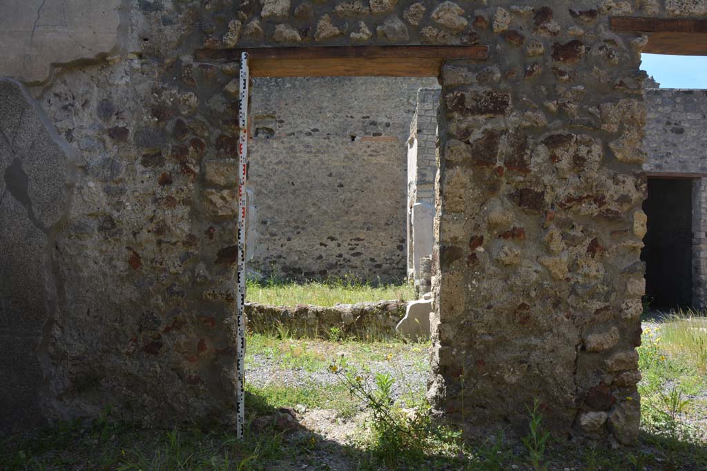 IX.5.9 Pompeii. May 2017. Room “m”, west wall with a doorway at south end, with pilaster between doorway at north end.
Foto Christian Beck, ERC Grant 681269 DÉCOR.