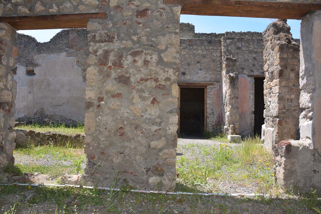 IX.5.9 Pompeii. May 2017. Room “m”, west wall with two doorways to east portico “k”.
Foto Christian Beck, ERC Grant 681269 DÉCOR.