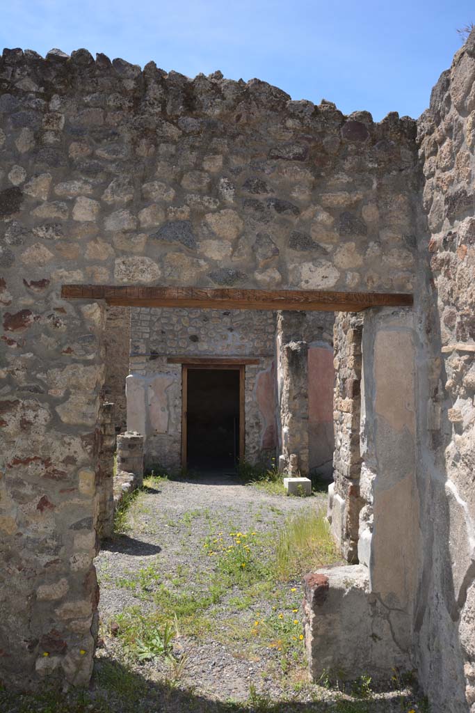 IX.5.9 Pompeii. May 2017.
Room “m”, west wall at north end, with doorway to east portico “k”.
Foto Christian Beck, ERC Grant 681269 DÉCOR.