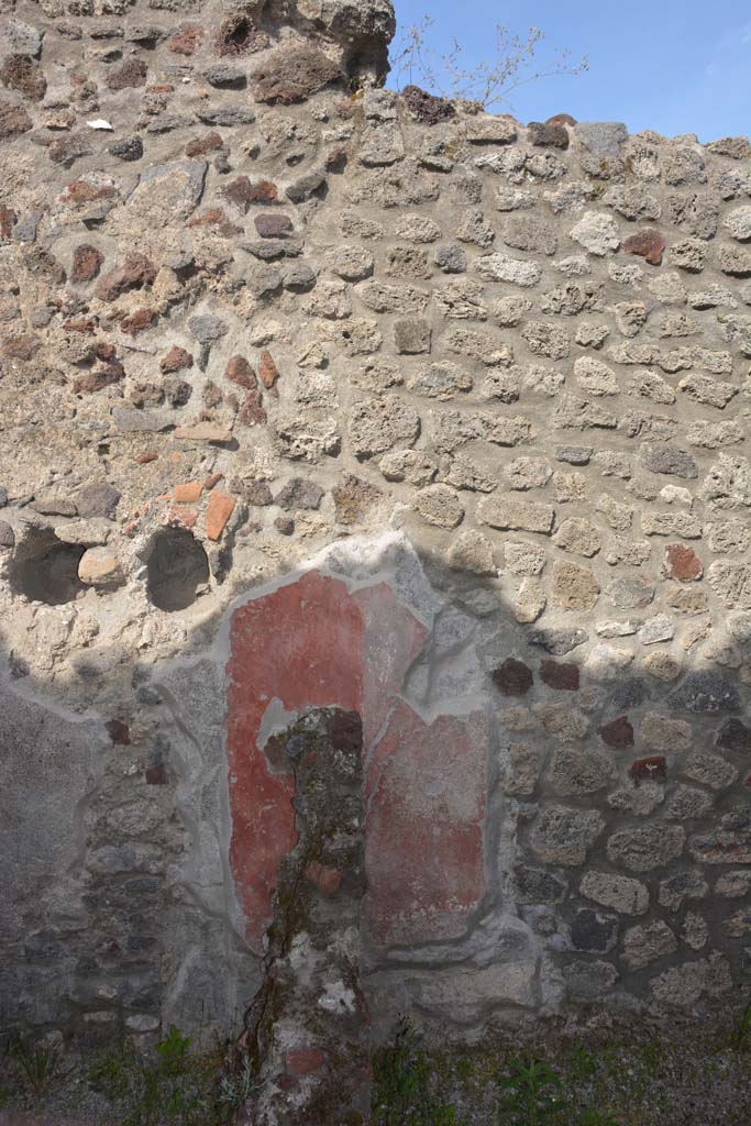 IX.5.9 Pompeii. May 2017.
Room “n/q”, remains of painted east wall with other wall separating two rooms.
Foto Christian Beck, ERC Grant 681269 DÉCOR.