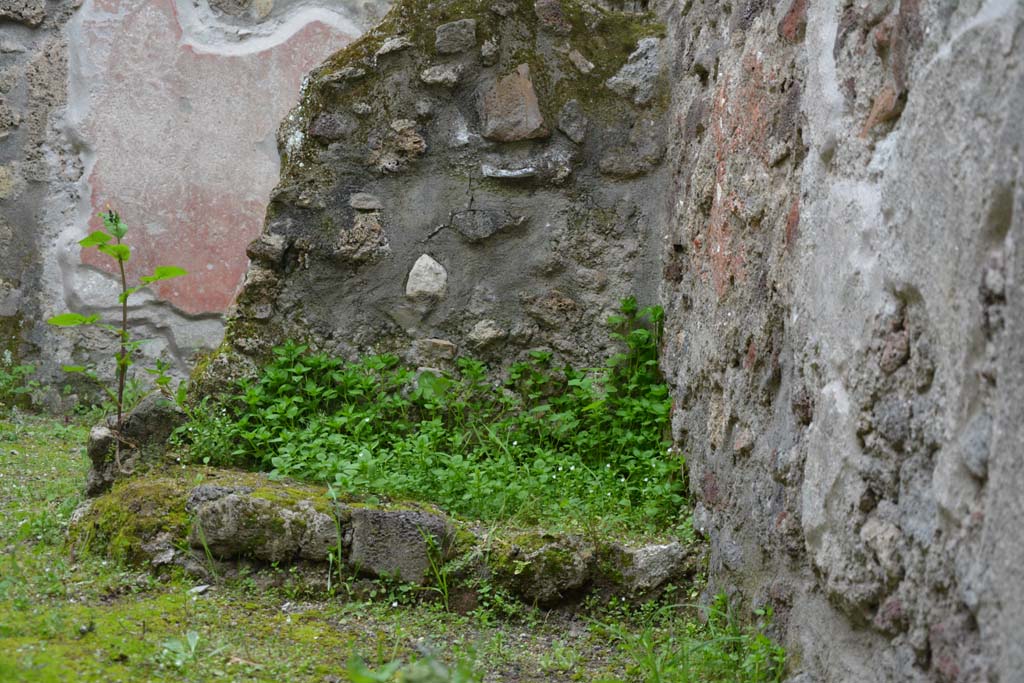 IX.5.9 Pompeii. March 2017. Room “n”, looking south to dividing wall between “n/q” against west wall.
Foto Christian Beck, ERC Grant 681269 DÉCOR.