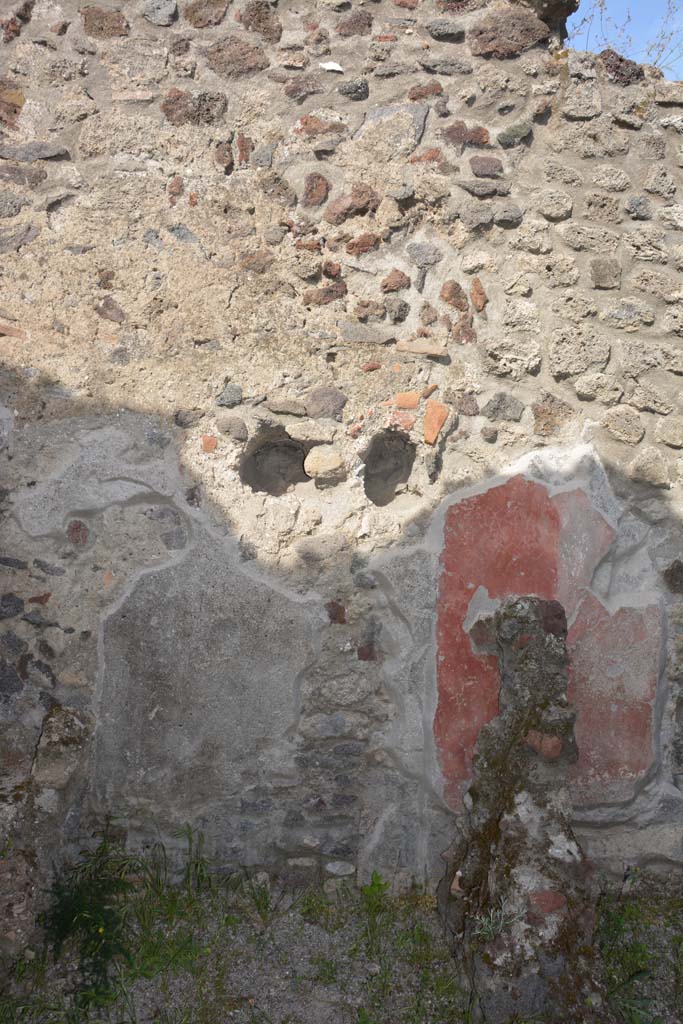 IX.5.9 Pompeii. May 2017.
Room “n”, latrine, on left, at south end of hearth against east wall.
Foto Christian Beck, ERC Grant 681269 DÉCOR.