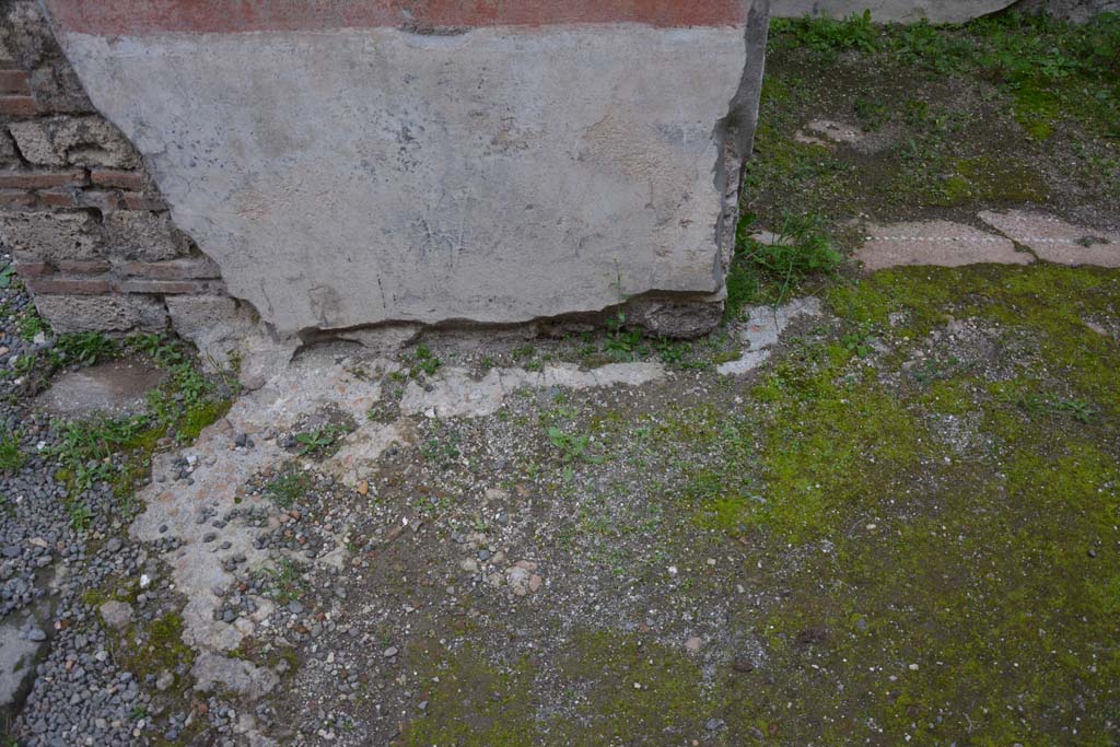 IX.5.9 Pompeii. March 2017. Room “p”, lower doorway pilaster on east side of doorway, and flooring.
Foto Christian Beck, ERC Grant 681269 DÉCOR.