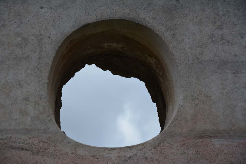 IX.5.9 Pompeii. March 2017. Room “p”, window in upper south wall.
Foto Christian Beck, ERC Grant 681269 DÉCOR.