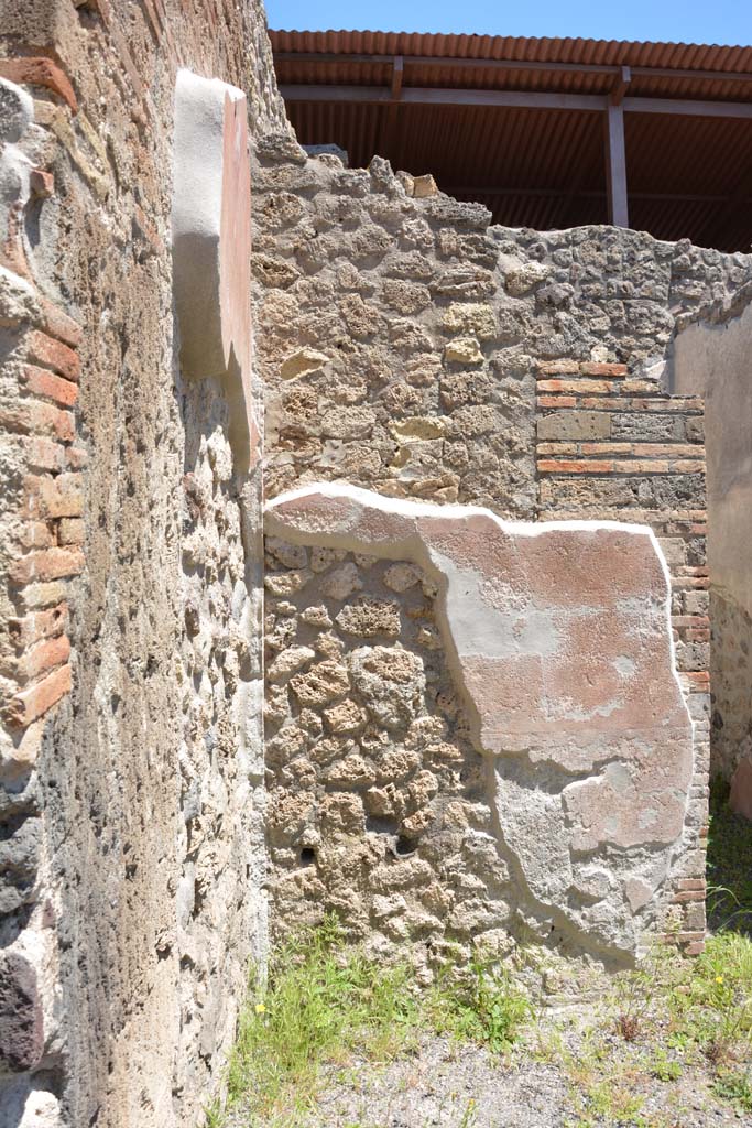 IX.5.9 Pompeii. May 2017.
Room “b”, looking towards east wall of atrium in north-east corner, on north side of doorway to room “f”.
Foto Christian Beck, ERC Grant 681269 DÉCOR.