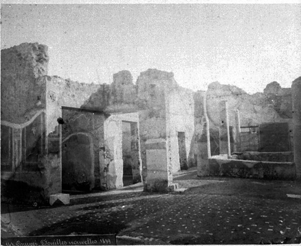 IX.5.9 Pompeii. Photo c.1880 of atrium. Peristyle “i” is at the rear on the right.
Behind the peristyle the doorway of room “o” can be seen on the left.
Rooms “g” and “h” are at the front left and through the peristyle doorway are rooms “m” and “n”.