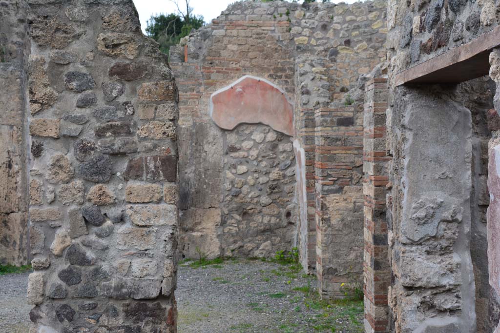 IX.5.9 Pompeii. March 2017. Atrium “b”, looking north along east side of atrium, from east portico of peristyle “i”.
Foto Christian Beck, ERC Grant 681269 DÉCOR.