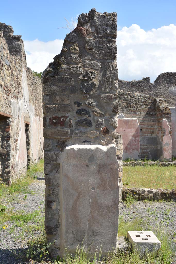 IX.5.9 Pompeii. May 2017.
Room “b”, looking south to pilaster in south-east corner of atrium, dividing it from north portico.
Foto Christian Beck, ERC Grant 681269 DÉCOR.
