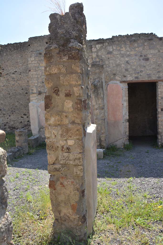 IX.5.9 Pompeii. May 2017.
Room “b”, looking west to pilaster in south-east corner of atrium, with north portico, on left, and atrium “b”, on right.
Foto Christian Beck, ERC Grant 681269 DÉCOR.