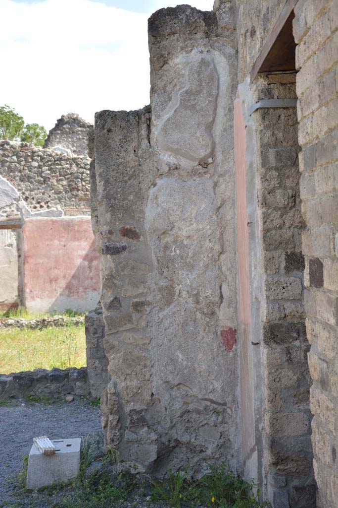 IX.5.9 Pompeii. May 2017.
Room “b”, detail of pilaster in south-west corner of atrium, looking south.
Foto Christian Beck, ERC Grant 681269 DÉCOR.