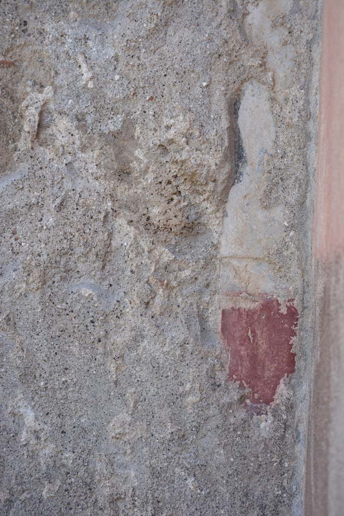 IX.5.9 Pompeii. May 2017.
Room “b”, detail of remaining painted plaster on pilaster in south-west corner of atrium, looking south.
Foto Christian Beck, ERC Grant 681269 DÉCOR.