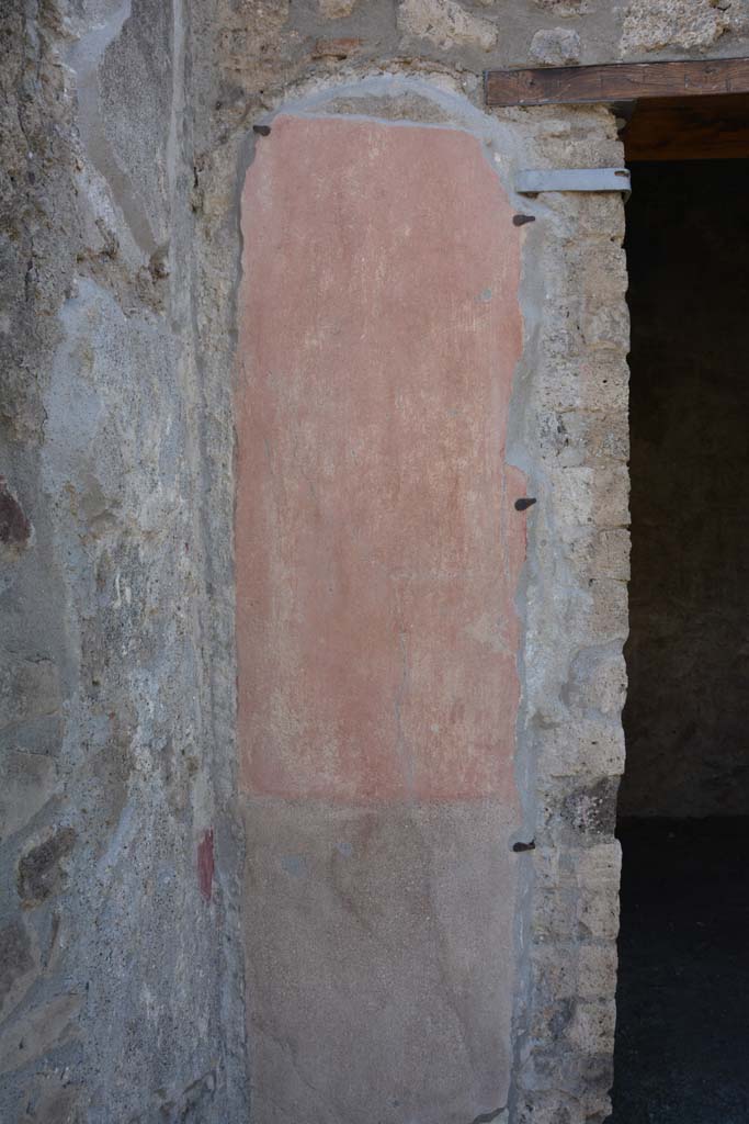 IX.5.9 Pompeii. May 2017.
Room “b”, looking towards west wall in south-west corner of atrium, on south side of doorway to room “e”.
Foto Christian Beck, ERC Grant 681269 DÉCOR.