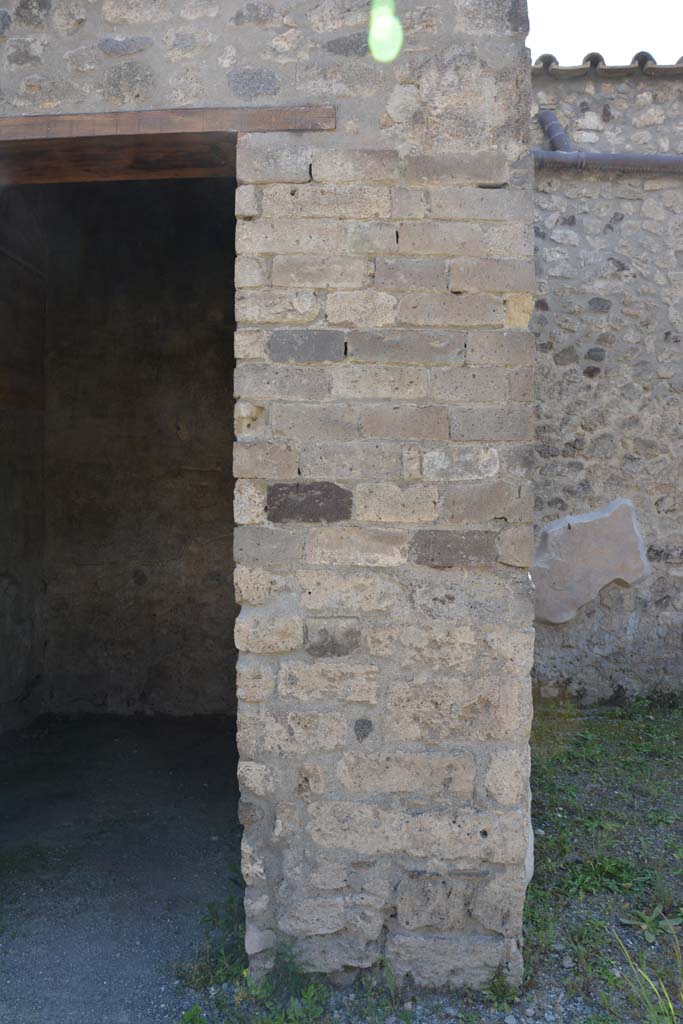 IX.5.9 Pompeii. May 2017.
Room “b”, looking west to pilaster between doorway to room “e”, on left, and room “d”, on right.
Foto Christian Beck, ERC Grant 681269 DÉCOR.