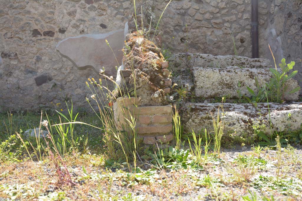IX.5.9 Pompeii. May 2017.
Room “b”, looking west to remains of pilaster between doorway to room “d”, on left, and room “c”, on right.
Foto Christian Beck, ERC Grant 681269 DÉCOR.