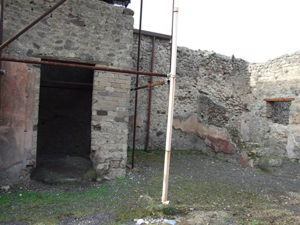 IX.5.9 Pompeii. December 2007. Doorway to room 7, on west side of atrium.