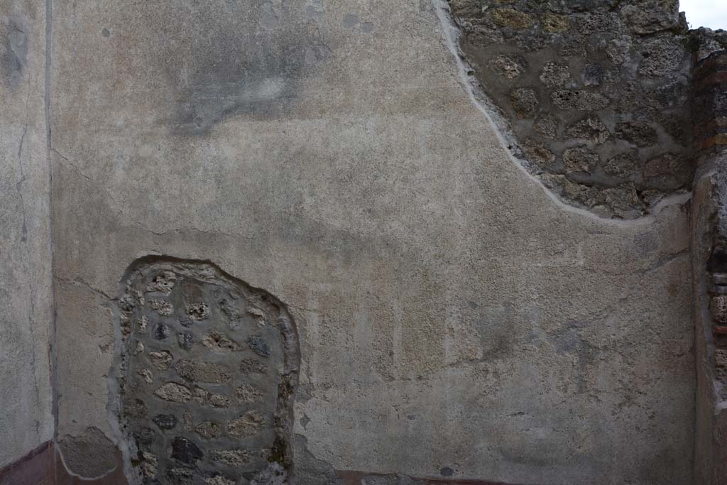 IX.5.9 Pompeii. March 2017. Room “f”, looking towards south wall.
Foto Christian Beck, ERC Grant 681269 DÉCOR.
According to PPM –
this wall also had a red painted zoccolo, with two white panels above separated by a compartment containing a painted candelabra.
In the two side panels were paintings, a peacock on the left, and a mask on the right.
See Carratelli, G. P., 1990-2003. Pompei: Pitture e Mosaici. IX. (9). Roma: Istituto della enciclopedia italiana, (p.492).