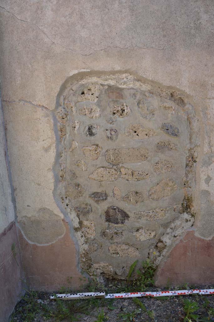 IX.5.9 Pompeii. May 2017.
Room “f”, south wall in south-east corner, a hole made by ancient searchers.
Foto Christian Beck, ERC Grant 681269 DÉCOR.