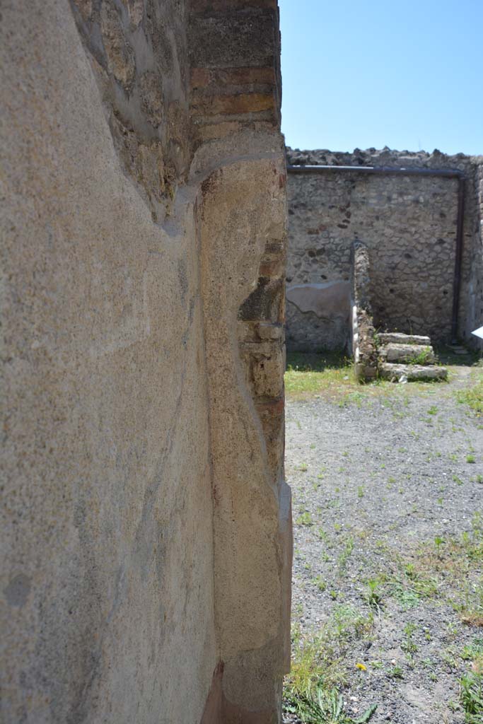 IX.5.9 Pompeii. May 2017.
Room “f”, looking towards west wall in south-west corner with doorway to atrium “b”.
Foto Christian Beck, ERC Grant 681269 DÉCOR.