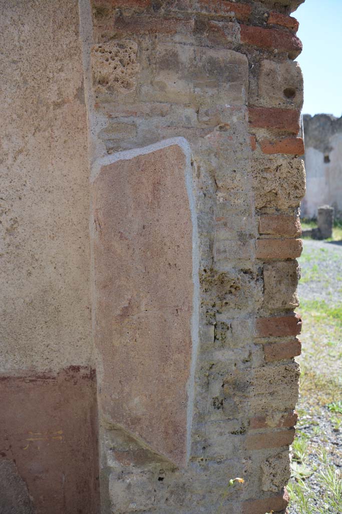 IX.5.9 Pompeii. May 2017. Room “f”, lower south side of doorway.
Foto Christian Beck, ERC Grant 681269 DÉCOR.