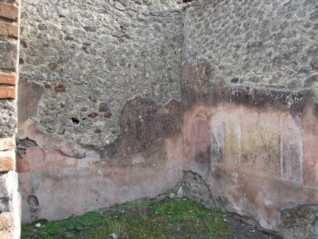 IX.5.9 Pompeii. December 2007. Room 5, ala on east side of atrium.
On the walls, the zoccolo was black and the middle zone featured a central yellow panel and red side panels. On the east wall, alternating narrow panels with painted animals were seen on the black zoccolo. In the centre of the middle zone, on the yellow panel, was a painting of Venus, accompanied by cherubs painted in the red side panels.