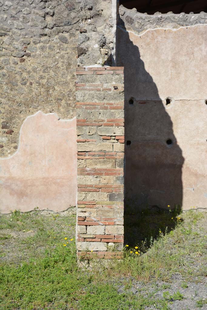 IX.5.9 Pompeii. May 2017.
Room “g”, looking east to pilaster between room “g” on left, and room “h” on right.
Foto Christian Beck, ERC Grant 681269 DÉCOR.