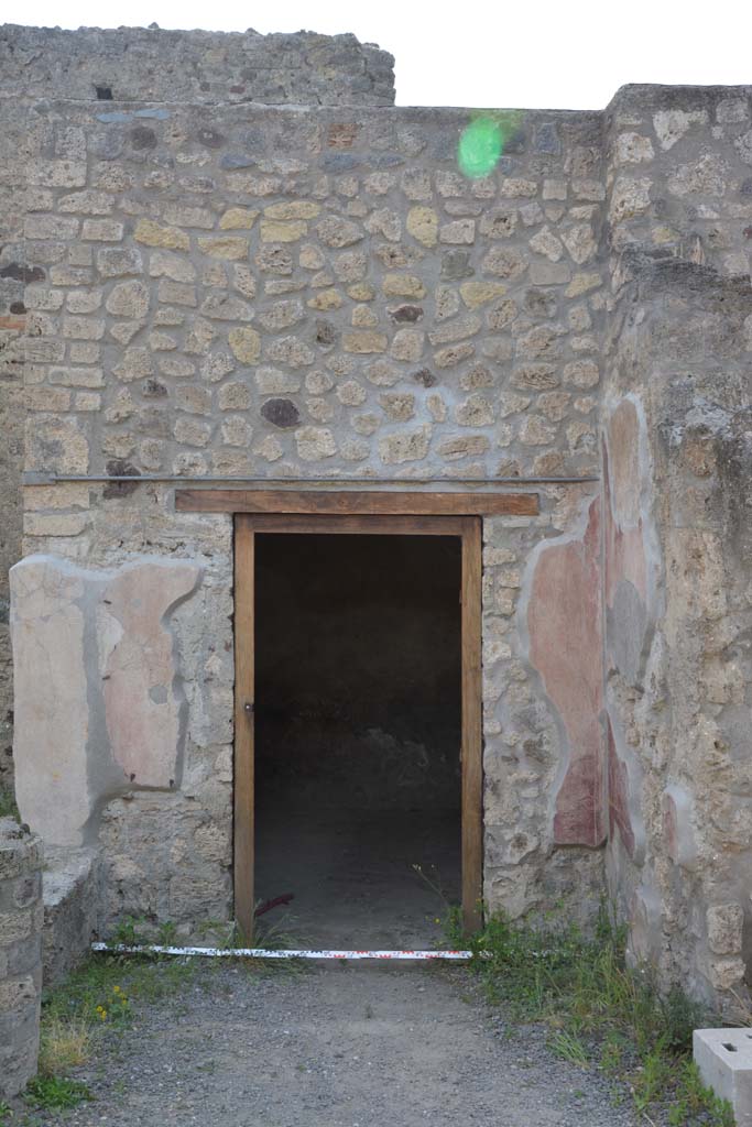 IX.5.9 Pompeii. May 2017.
Room “i”, looking west towards doorway to room “l (L)” in north-west corner of peristyle.
Foto Christian Beck, ERC Grant 681269 DÉCOR.