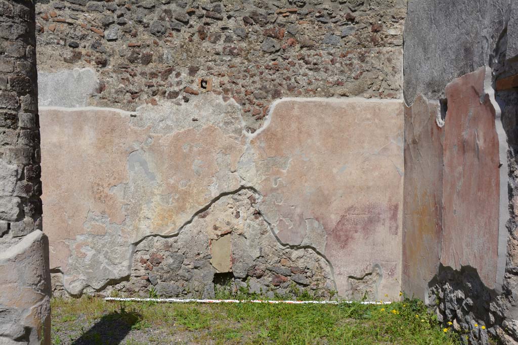 IX.5.9 Pompeii. May 2017. Room “i”, looking towards east wall in south-east corner of peristyle.
Foto Christian Beck, ERC Grant 681269 DÉCOR.