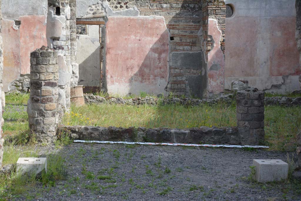 IX.5.9 Pompeii. May 2017. Looking south from atrium “b” across north portico towards peristyle, room “i”.
Foto Christian Beck, ERC Grant 681269 DÉCOR.
