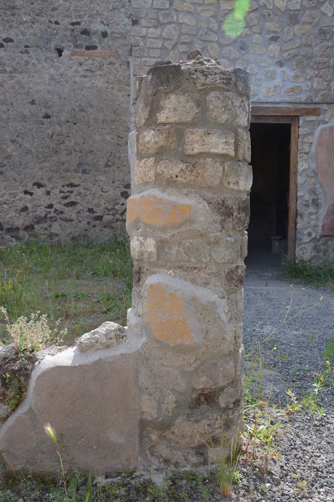 IX.5.9 Pompeii. May 2017. Room “i”, looking west in north-east corner of portico.
Foto Christian Beck, ERC Grant 681269 DÉCOR.