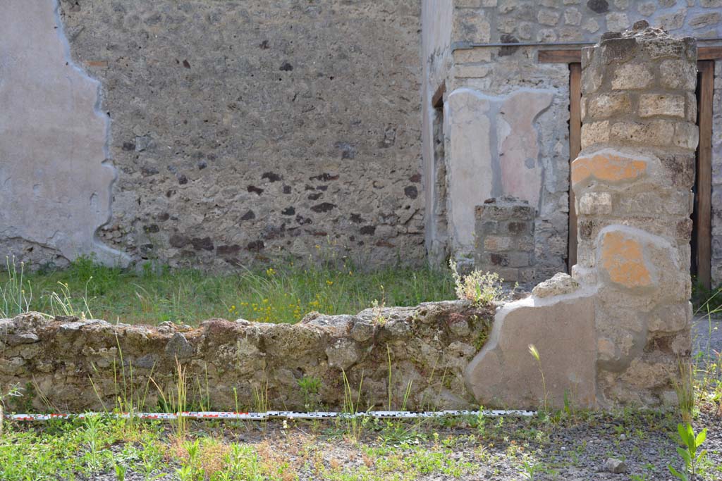 IX.5.9 Pompeii. May 2017. Room “i”, looking west towards small peristyle wall on east portico at north end.
Foto Christian Beck, ERC Grant 681269 DÉCOR.
