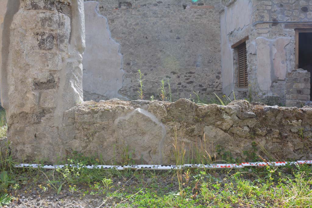 IX.5.9 Pompeii. May 2017. Room “i”, looking west towards small peristyle wall on east portico in centre.
Foto Christian Beck, ERC Grant 681269 DÉCOR.