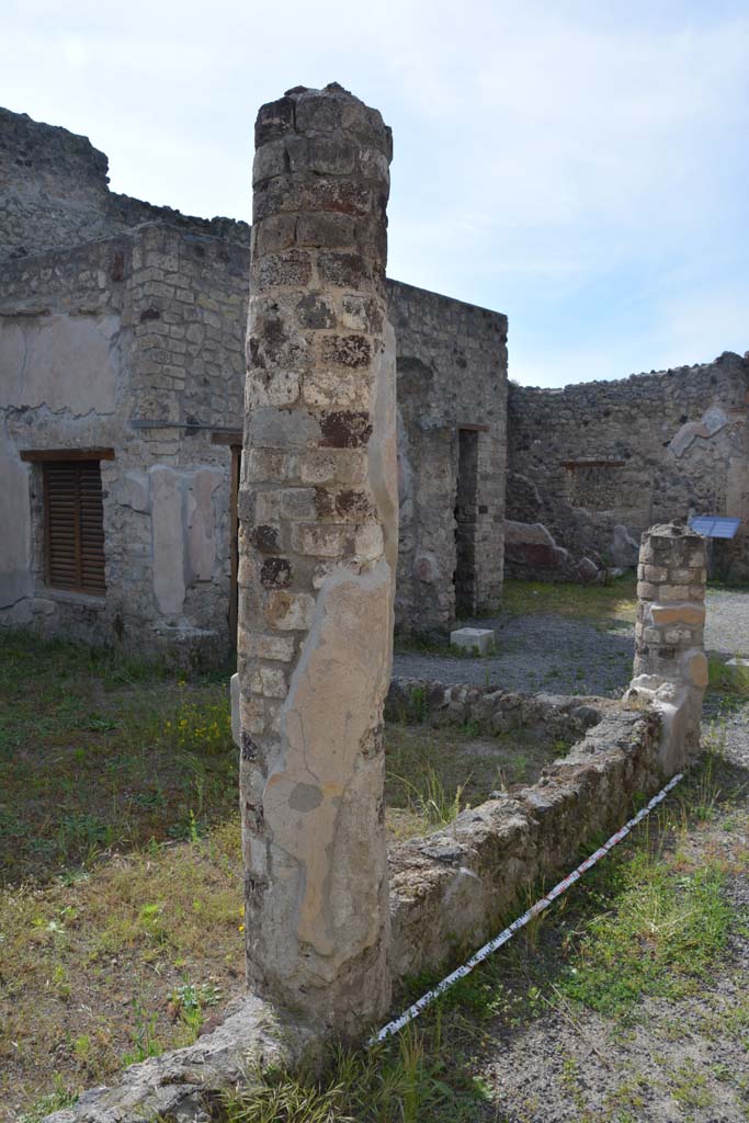 IX.5.9 Pompeii. May 2017.
Room “i”, looking north-west along small peristyle wall on east portico at north end.
Foto Christian Beck, ERC Grant 681269 DÉCOR.