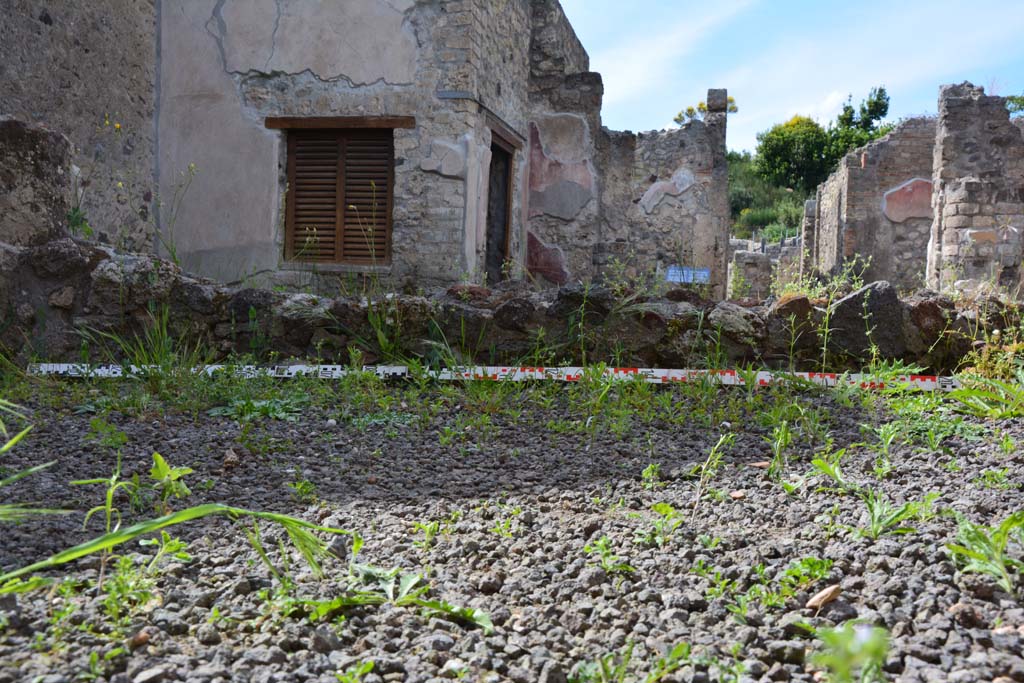 IX.5.9 Pompeii. May 2017. Room “i”, looking north across south portico towards small peristyle wall.
Foto Christian Beck, ERC Grant 681269 DÉCOR.