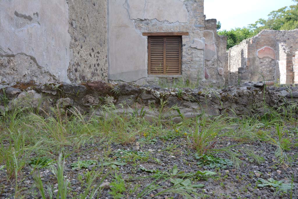 IX.5.9 Pompeii. May 2017. Room “i”, looking north across south portico towards small peristyle wall at west end.
Foto Christian Beck, ERC Grant 681269 DÉCOR.