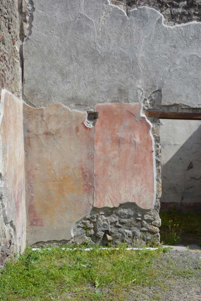 IX.5.9 Pompeii. May 2017.
Room “i”, south wall in south-east corner, on east side of doorway to room “o”.
Foto Christian Beck, ERC Grant 681269 DÉCOR.