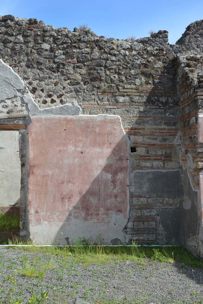 IX.5.9 Pompeii. May 2017.
Room “i”, looking across south portico towards west side of doorway to room “o”.
Foto Christian Beck, ERC Grant 681269 DÉCOR.
