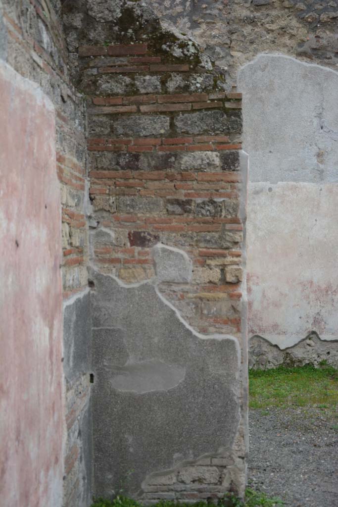 IX.5.9 Pompeii. March 2017.
Room “i”, looking west towards wall pilaster in centre of south wall.
Foto Christian Beck, ERC Grant 681269 DÉCOR.