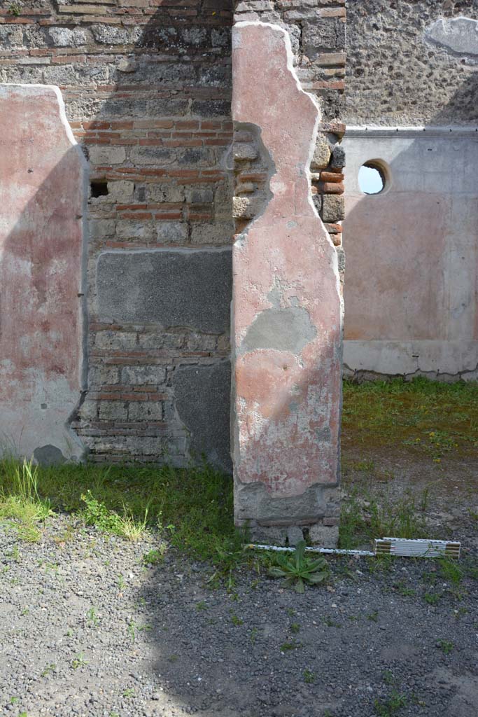 IX.5.9 Pompeii. May 2017.
Room “i”, looking south to pilaster on east side of doorway to room “p”.
Foto Christian Beck, ERC Grant 681269 DÉCOR.