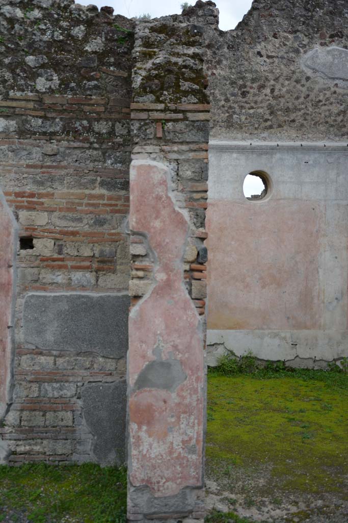 IX.5.9 Pompeii. March 2017.
Room “i”, looking south to pilaster on east side of doorway to room “p”.
Foto Christian Beck, ERC Grant 681269 DÉCOR.
