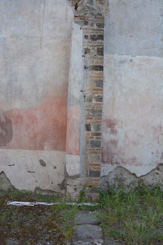IX.5.9 Pompeii. May 2017.
Room “i”, looking west towards pilaster at side of doorway to room “p”.
Foto Christian Beck, ERC Grant 681269 DÉCOR.